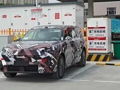 长城魏牌全新旗舰SUV内饰曝光，800V混动+4.4秒破百