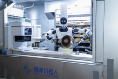 影视飓风Tim实测橡鹿具身烹饪机器人“现炒方舟”，人在哪，热饭就在哪