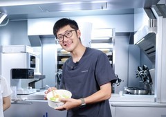 影视飓风Tim实测橡鹿具身烹饪机器人“现炒方舟”，人在哪，热饭就在哪