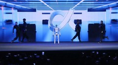 荣耀MWC化身“科技春晚”：荣耀首款人形机器人惊艳亮相