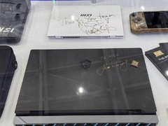 微星新品亮相：英伟达与英特尔CEO亲签