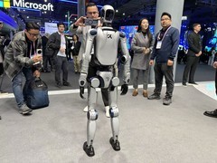 逛完荣耀MWC展台：手机长出了机械臂，机器人学会了太空步