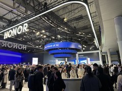 逛完荣耀MWC展台：手机长出了机械臂，机器人学会了太空步