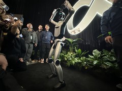 逛完荣耀MWC展台：手机长出了机械臂，机器人学会了太空步