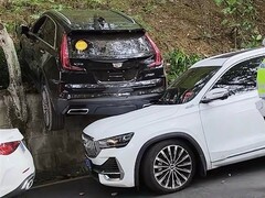 攀枝花现叠罗汉车祸 新手女司机误踩油门致凯迪拉克骑顶SUV