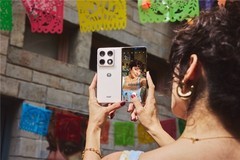 联想moto首款“大折叠”手机MWC正式发布