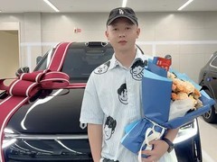 首提黑色问界M7圆梦购车，感恩父母支持，安全出行启新程