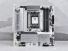 布局优化升级WIFI7  华硕B850重炮手白色版主板评测