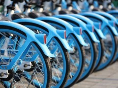 共享单车骑行落锁致伤事件引发关注，平台回应技术缺陷与理赔进展