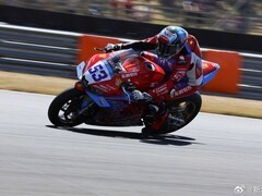 张雪机车包揽WSBK法国站WorldSSP头排发车，国产赛车强势打破欧美垄断