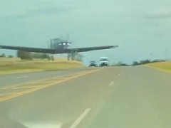 特斯拉避让坠机视频疯传 车主澄清FSD未启用