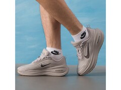 NIKE耐克男款跑步鞋低至689元