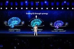 荣耀李健在MWC主舞台阐释AHI理念 称致力创造“很酷的AI未来”