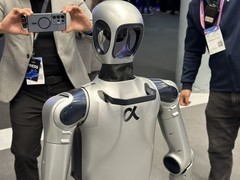 荣耀李健在MWC主舞台阐释AHI理念 称致力创造“很酷的AI未来”