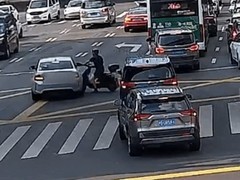 电动自行车横穿被撞 全责认定引热议