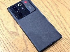 努比亚发布首款横向折叠手机Nubia Fold及新款Flip 3