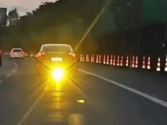 贵B59轿车尾部私装强光灯被查，驾驶人被罚550元记1分