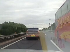 SUV高速并行致拥堵 引发安全驾驶热议