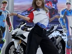 张雪机车热销断货，门店转型才艺展演引爆文化营销新风潮