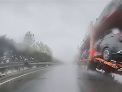 许广高速雨天新能源车失控撞半挂车 全责因滥用辅助驾驶