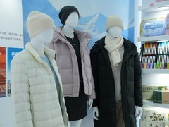 东方甄选进军服饰领域：首款自营高标羽绒服亮相服贸会