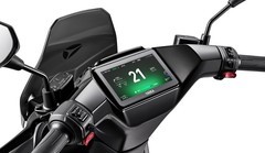 谁说雅迪不懂智能化？冠能白鲨Ⅱ让“智能平权”不再是口号