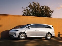 享界V8正式发布：鸿蒙智行首款全场景家庭MPV，定义家用出行新标准
