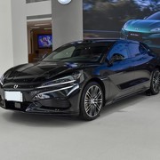 30万内纯电中大型轿车海选：五款实力车型如何各显神通