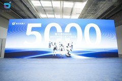 智元第5000台通用具身机器人量产下线，灵犀X2交付黄晓明工作室