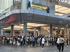 华为Mate XTs非凡大师三折叠屏手机开售，17999元起售即罄