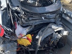 极氪001高速遭重卡夹击 全车人平安无恙
