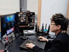 胡彦斌晒新装电竞主机，音乐人与硬核玩家身份自然交融