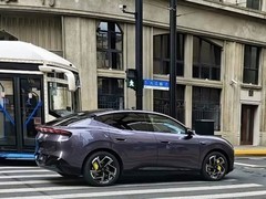 小鹏MONA L03实车发布：纯电/增程双动力，续航最高650km