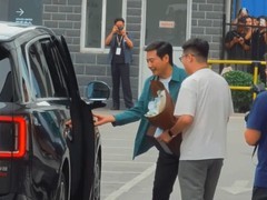 小米澎程徐州首交付：雷军亲启车门，谐音彭城彰显文化深意