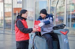 机器狗互动、机器人陪下棋 京东家电家居暖心站台落地大连