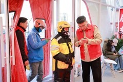 机器狗互动、机器人陪下棋 京东家电家居暖心站台落地大连