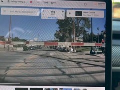 特斯拉FSD再曝铁路道口识别失效致撞杆事故，安全边界遭质疑