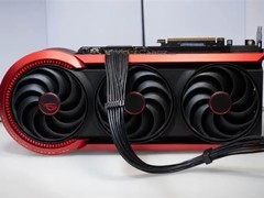 第三方转接器破解华硕RTX 5090 BTF供电限制，支持800W满功耗运行