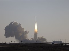 中山大学学生团队成功发射全球首颗木质外板验证立方星