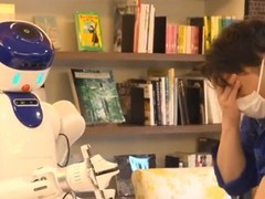 日本试用人形机器人D1照护老人，倒水等精细操作仍存显著技术瓶颈