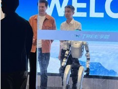 雷军访宇树科技观人形机器人表演并互动，顺为资本系其早期投资方