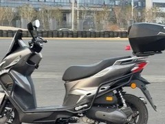 钱江FLY150：高配平踏板，11580元重塑150cc性价比标杆