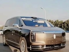 尊界V800实车亮相：5.5米级旗舰MPV，1.5T增程+双电机四驱