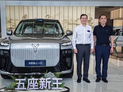 Stellantis集团执行副总裁奥立维体验岚图泰山X8：位于全球领先水平