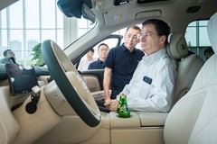 Stellantis集团执行副总裁奥立维体验岚图泰山X8：位于全球领先水平