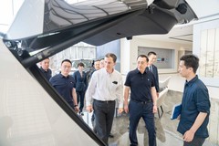 Stellantis集团执行副总裁奥立维体验岚图泰山X8：位于全球领先水平