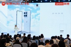 潘通2026年度代表色发布，联想moto X70 Air云上舞白冰钻限定版全球首发
