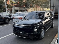 零跑汽车全新旗舰SUV D19实车曝光，定位全尺寸六座新能源，明年上市