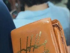黄仁勋台北展会上趣签钱包并打赏员工，亲民举动引爆网络