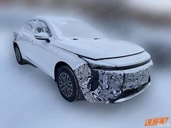 银河L6测试车曝光：前脸尾部升级，贯穿灯保留，内饰微调